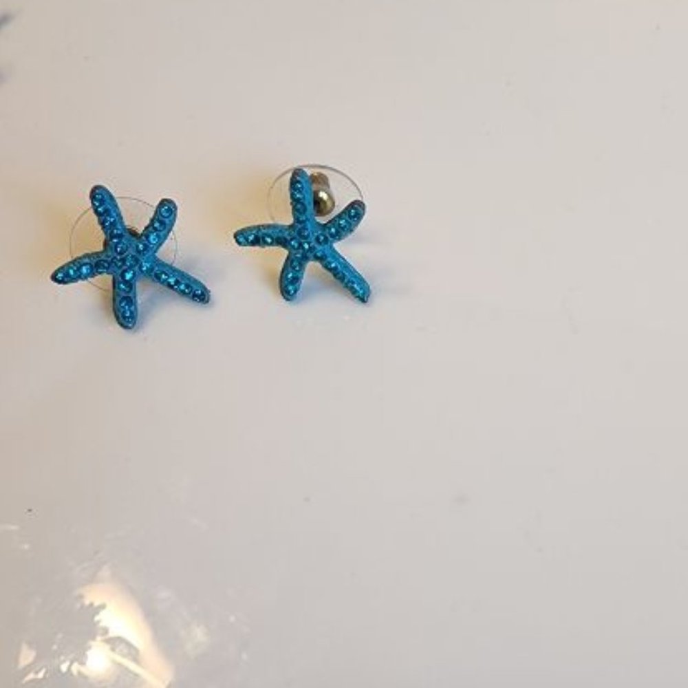 BETSEY JOHNSON BLUE CRYSTAL EARRINGS PIERCED